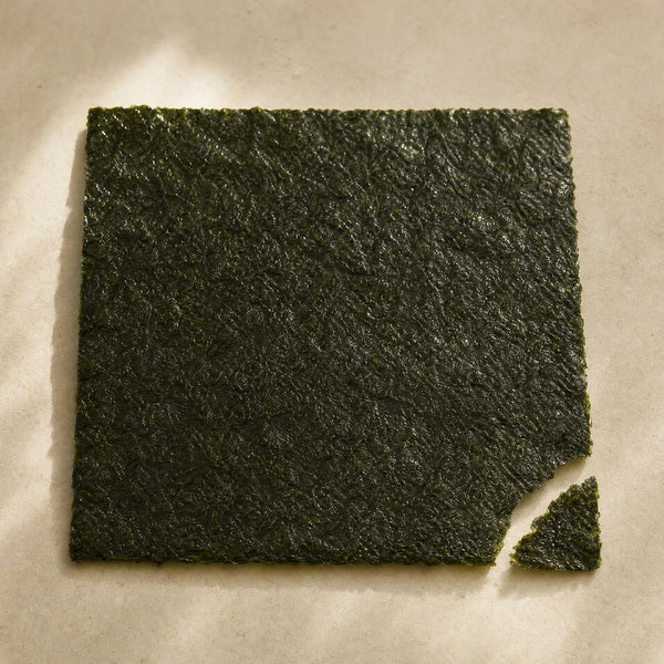Sushi Nori Blätter Bio in Nahaufnahme mit knuspriger Blattstruktur