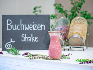 Buchweizen Shake mit Buchweizen Sprossen und Beeren