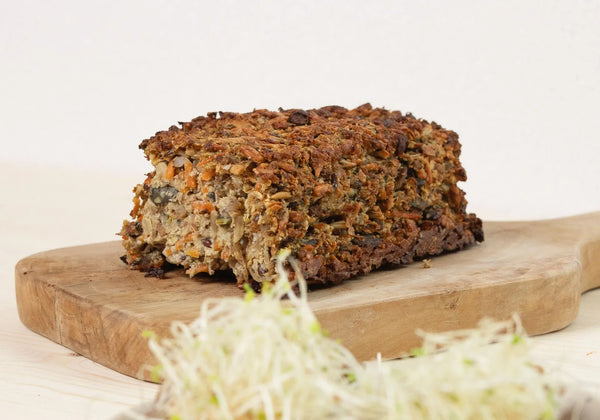 Buchweizen-Karotten-Brot mit Buchweizen Sprossen und Bockshornklee Sprossen