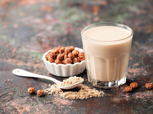 Erdmandelmilch mit Erdmandeln und Mandeln