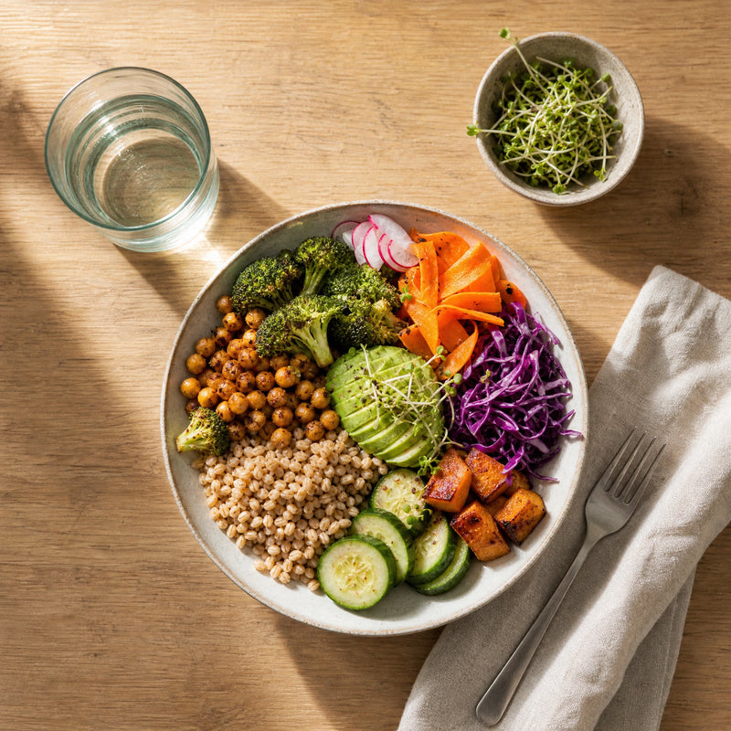 Gesunde Ernährung – ausgewogene Bowl mit Gemüse, Vollkorn und frischen Sprossen als Topping