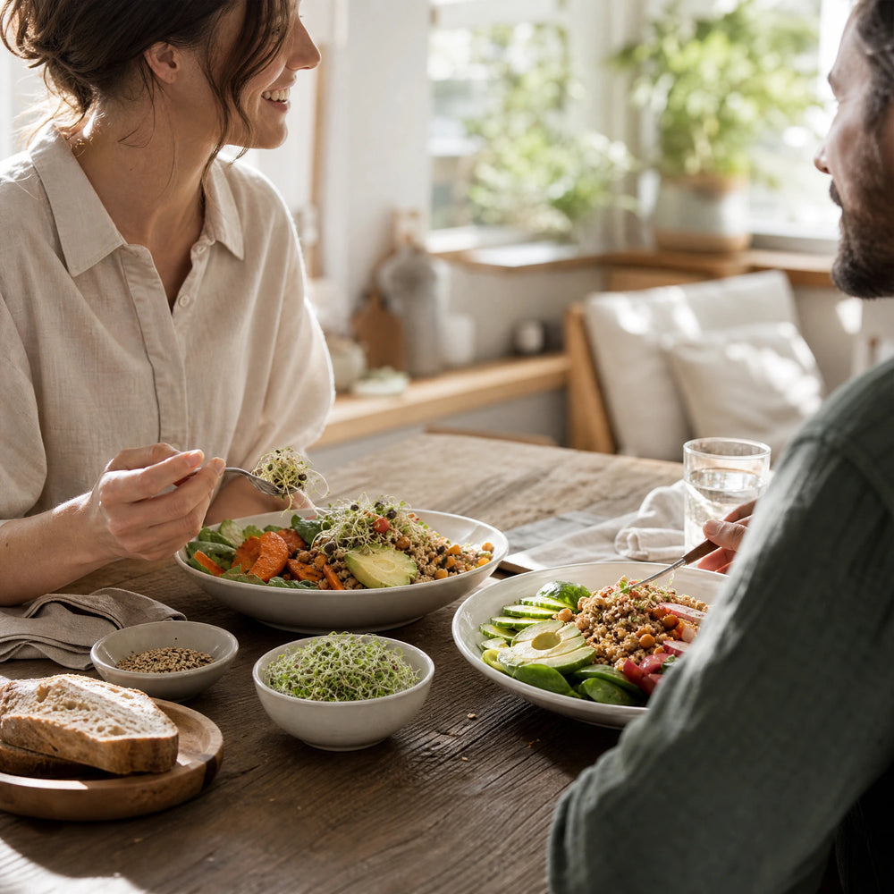 Gesunde Ernährung – gemeinsame Alltagsmahlzeit mit Gemüse, Hülsenfrüchten und frischen Sprossen
