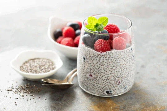 Chia Pudding als natürliche Quelle für Omega-3-Fettsäuren, ideal für eine pflanzliche und vegane Ernährung